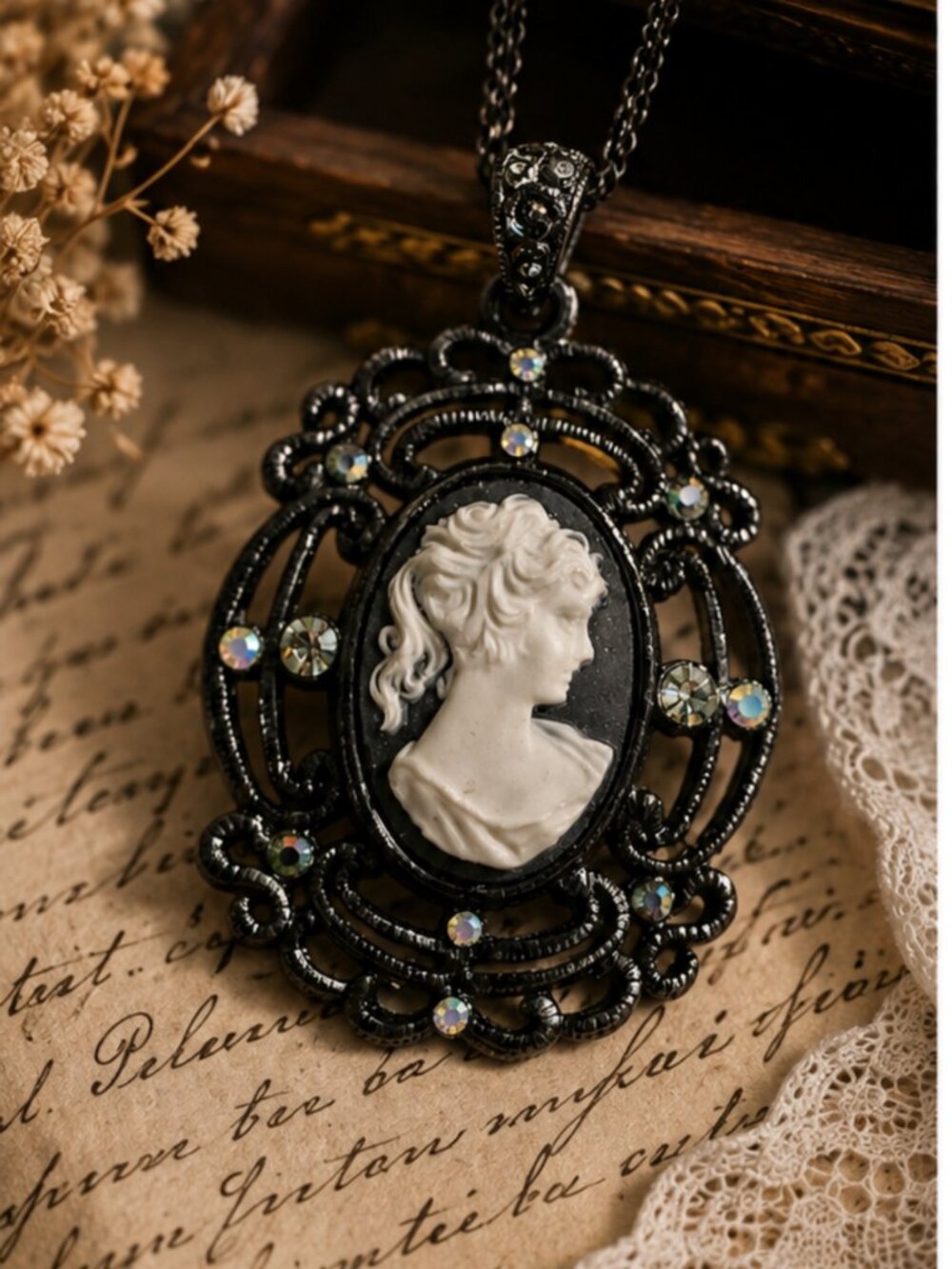 Vintage-Style Black Cameo Pendant - Picture 3 of 3